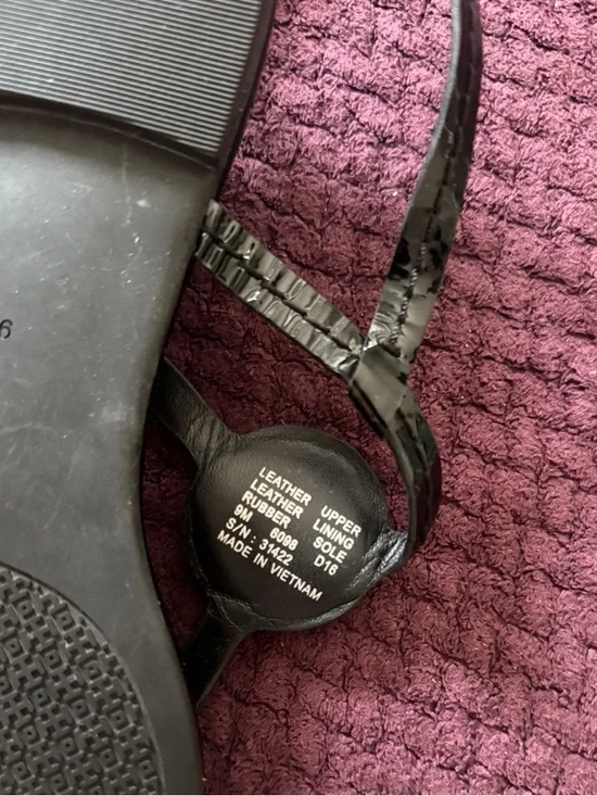 Tory Burch Black Patent Thong Sandals with Gold Logo Medallion 9 Like New - Picture 2 of 2